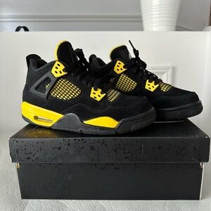 Jordan 4 yellow thunder size 5.5Y or 6.5W